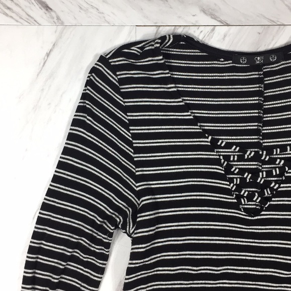 ⭐️ L COIN 1804 B&W STRIPED DRESS (SMALL DAMAGE) - Picture 3 of 5